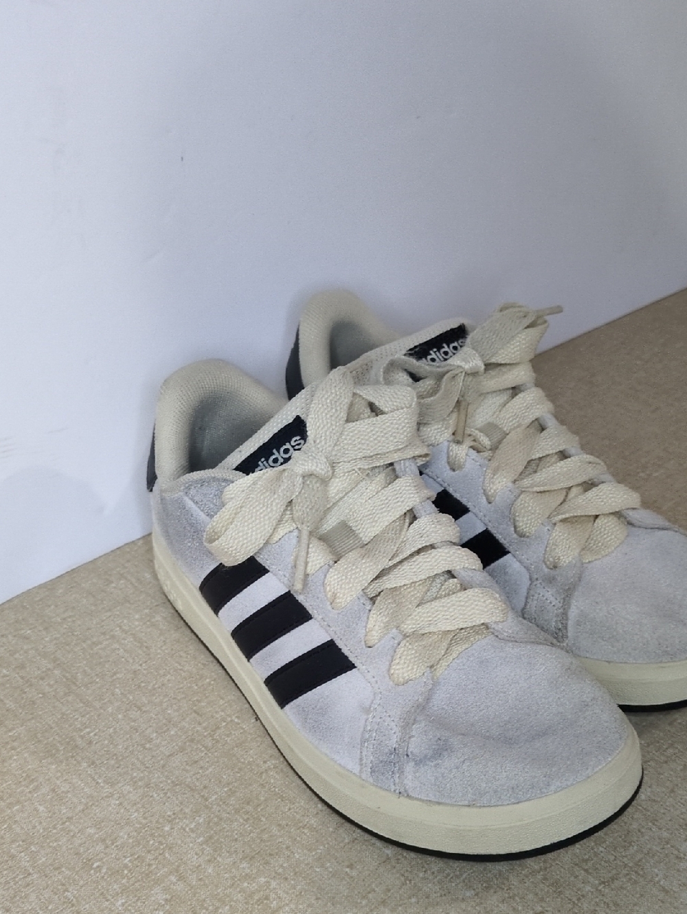 Adidas Kid's Off-White Suede Sneakers with Black Stripes Sz 2 Casual Daily